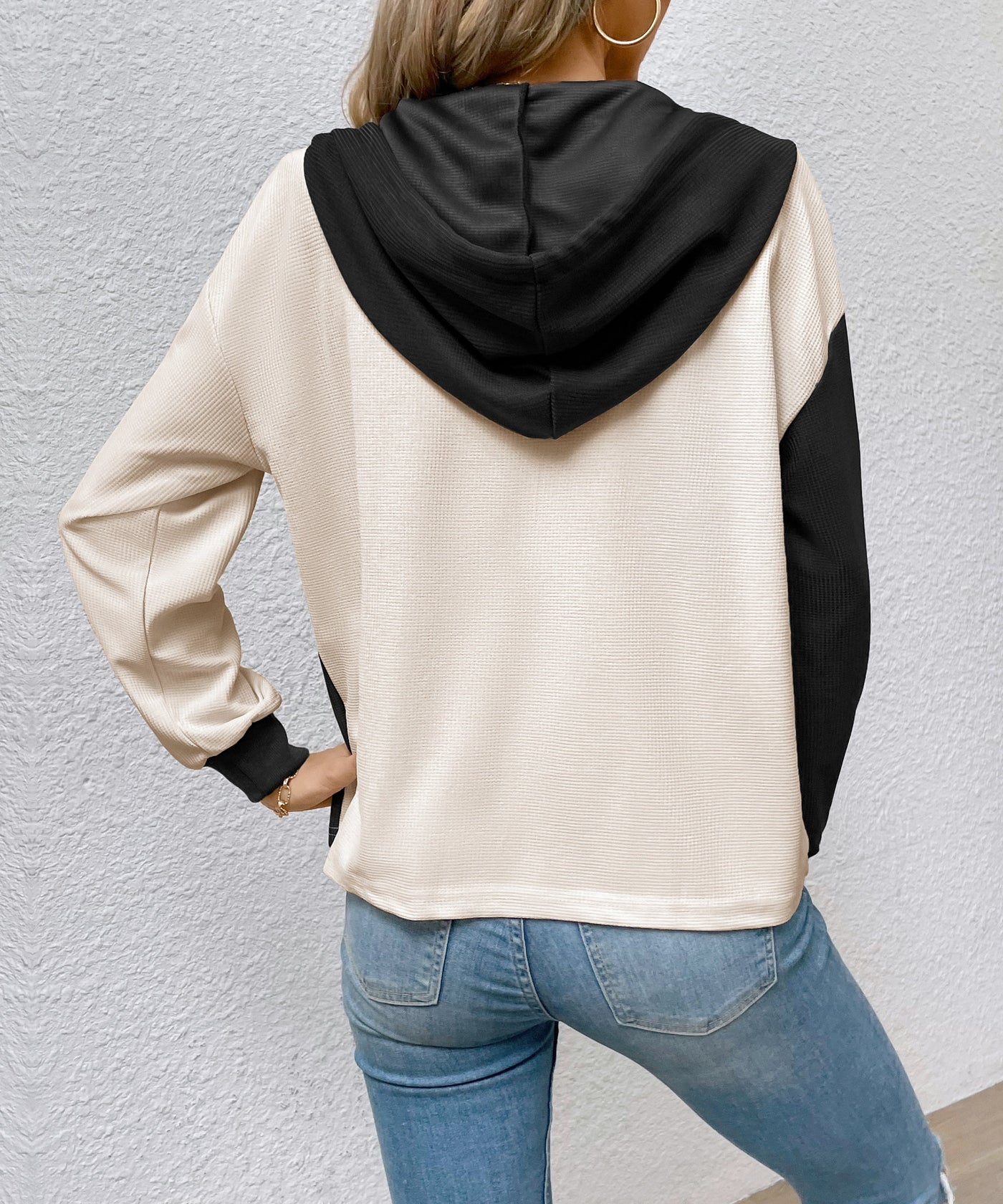 Haut à capuche en tricot gaufré à blocs de couleurs pour femme