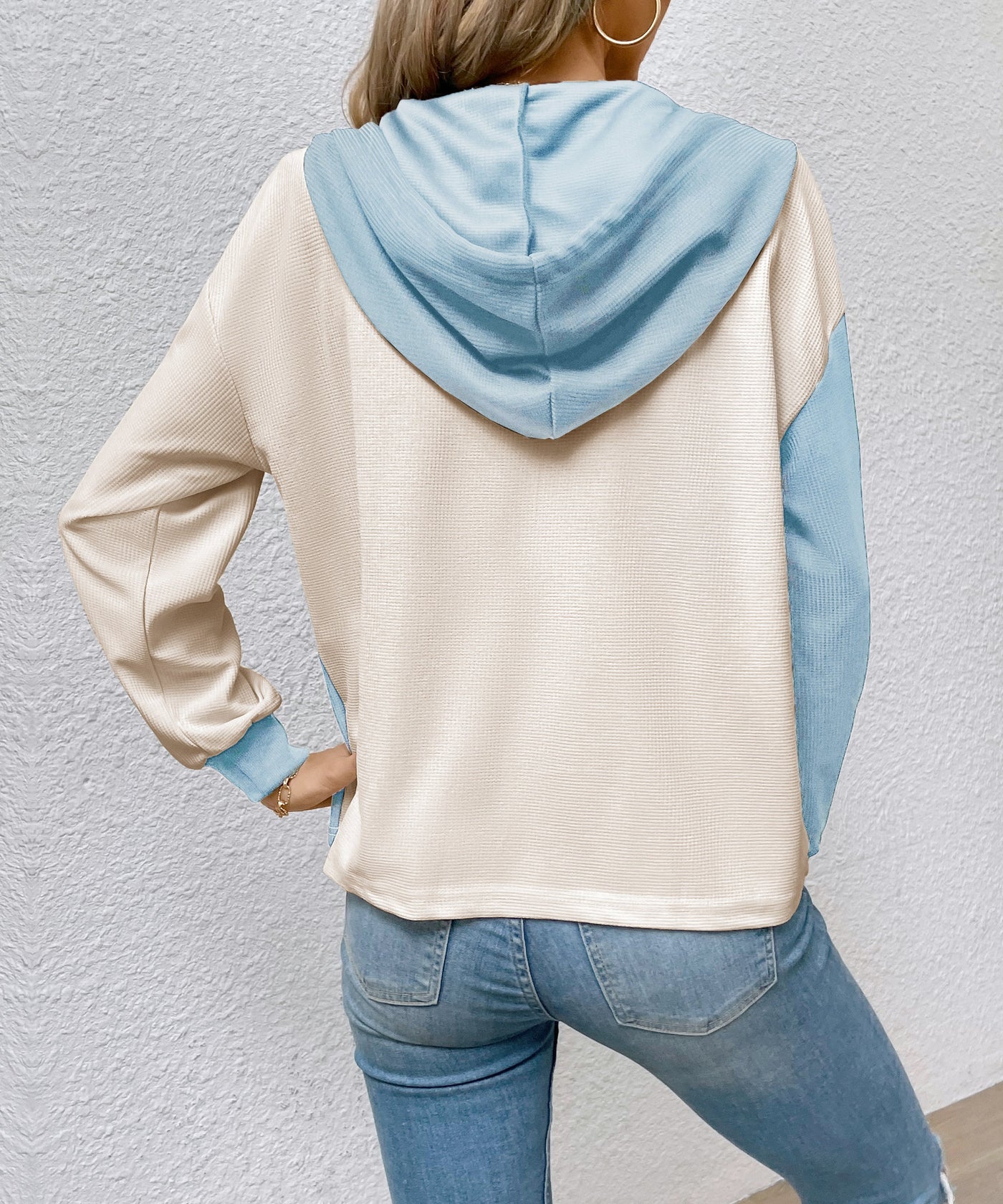Haut à capuche en tricot gaufré à blocs de couleurs pour femme