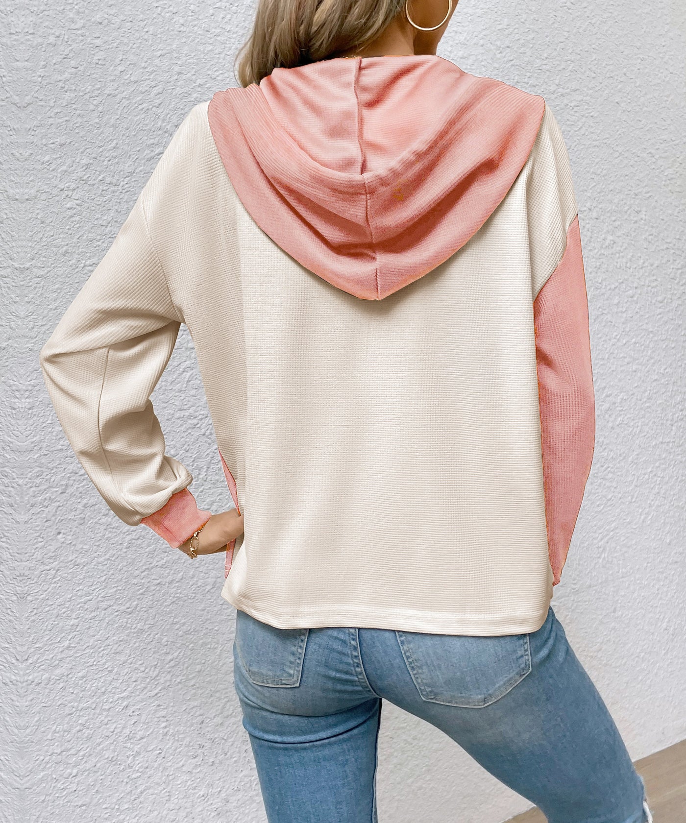 Haut à capuche en tricot gaufré à blocs de couleurs pour femme